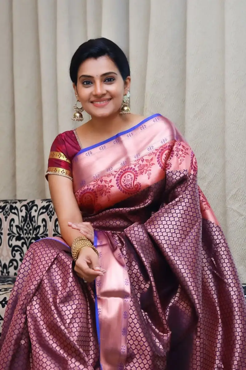 Tamil TV Actress Sruthi Raj Photos In Violet Saree Blouse